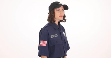 Amerikalı kadın polis beyaz arka planı işaret ediyor. Siyahlı kadın memur adaleti yerine getiren suçluyu suçlu buldu.