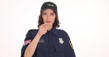 Üniformalı kadın polis, beyaz arka planda boş ekranlı akıllı telefon sunuyor. Subay teknolojiyi ve kanun yaptırımını suça karşı kullanıyor.