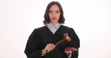 Karardan sonra sert kadın yargıç tokmağı çaktı. Kendinden emin kadın, beyazlara karşı resmi karar açıklamasıyla duruşmasını bitirdi.