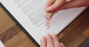 Çalışan kadın, işyerindeki belgelerde 