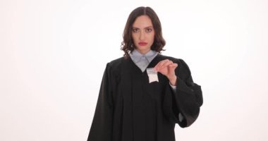 Siyah bornozlu kadın yargıç elinde uyuşturucu ve kelepçe taşıyor. Yasalara uygun olarak yasaklama ve cezalandırma kavramı