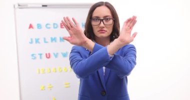 Kadın profesör kollarını kavuşturur ve reddederek başını sallar. Sert ifadeli öğretmen, öğrencinin daha sonraki tarihte sınava girme talebini reddediyor