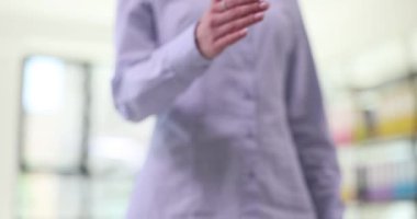 Profesyonel iş kadını önemli pazarlıkları sonuçlandırmak için el sıkışmayı teklif ediyor. Verimli iş ilişkisinin mimik işaretleri