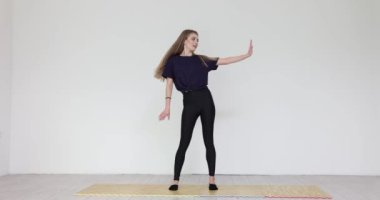 Genç bayan dansçı, spor kulübünde dans rutinine girer. Kendine güvenen zayıf bayan aktif dans hareketleri sergiliyor. Enerjik müziğin tadını çıkarıyor.