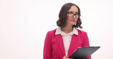 Genç iş kadını elinde bir belge tutuyor ve beyaz arka planda ampulü kaldırıyor. Kadın asansörleri ampulleri ağır çekimde yenilikçi fikirleri sembolize ediyor