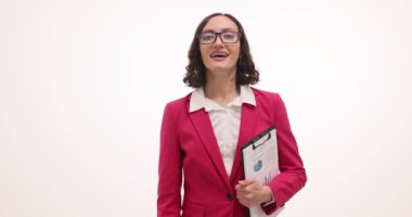 İş kadını, detaylı analizlerle ve beyaz arka planda el sallamalarla önemli bir belgeye sahip. Pozitif kadın meslektaşını ağır çekimde selamlıyor