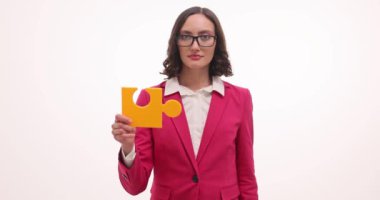 Kadın bulmaca parçalarını birleştirerek beyaz arka planda problem çözmeyi temsil ediyor. Kadın, şirketin devam eden sorunlarının çözümünün başlangıcını temsil ediyor