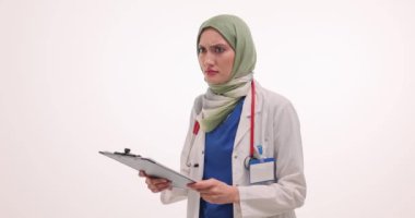 Kafası karışmış kadın doktor bağırarak kağıtları inceliyor. Müslüman kadın terapist, beyazların çalışmasından memnun olmadığını belirterek bağırıyor.