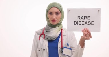 Türbanlı kadın doktorda nadir görülen bir hastalık ve moleküler model var. Müslüman kadın doktor, sağlık sektöründe profesyonelliği yavaş çekimde yansıtıyor