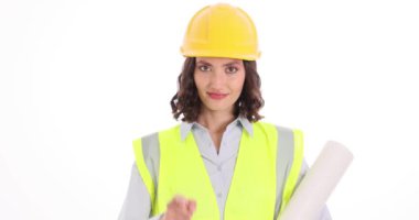 Mimar kadın elinde planları tutuyor ve beyaz üzerinde Call Me jesti yapıyor. Üniformalı neşeli kadın mühendis iş yerinde iş arkadaşıyla iletişim kuruyor.