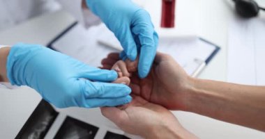 Jinekolog, fetüs modelini kadın çocuğa veriyor. Kürtaj ve bunların sonuçları konsepti