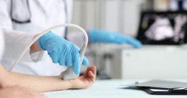 Doktor kol kliniğinde ultrason yapıyor. El eklemlerinde ağrı neden olur ve tedavi konsepti