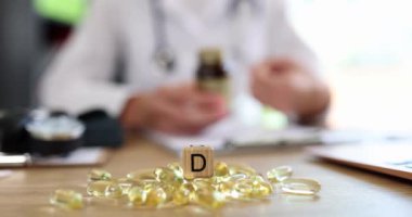 Sağlık ve diyet konsepti doktor dietisyen veya kardiyolog ve D vitamini, D vitamini ve Omega 3 yağ asitleri için balık yağı kapsülleri.