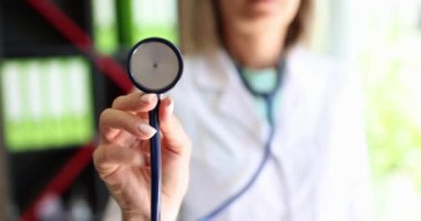Klinikte elinde steteskop olan kadın doktor. Tıbbi bakım ve sigorta