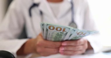 Ücretli doktorların sağlık hizmetleri dolar sayar. Doktorlar maddi gelir