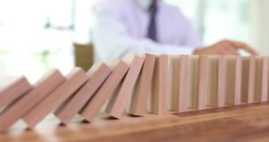 İş adamı ahşap bloğu planlama ve iş yapma riskini almaktan koruyor. Alternatif ve önleme