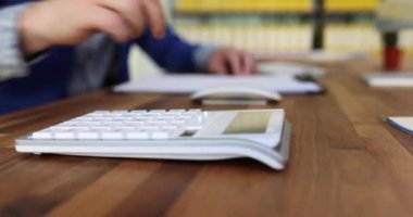 İş adamı elleri, harcamaları ve iş gelirlerini hesaplıyor ve rapor yazıyor. Proje kazanç bankası, kredi ve muhasebe
