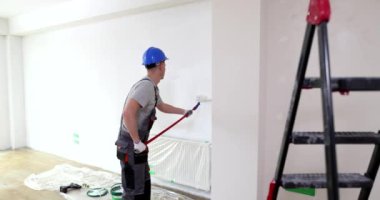 Kova ve silindirli duvar boyacısı. Evinizdeki ya da ofisinizdeki duvarları ve tavanları boyamak.