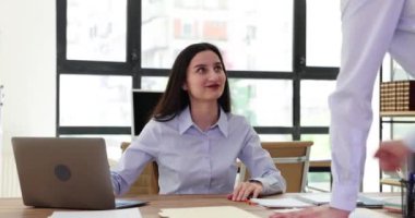 İş adamı ve ortağı ofiste taş kağıt makas oynuyorlar. İş yerinde karar verme ve oynama