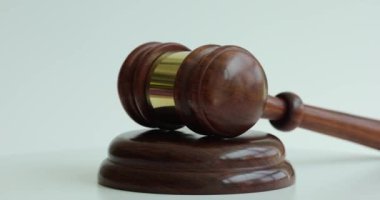 Tahta tokmak ya da beyaz arka planda açık artırma. Hüküm ve karar kavramı