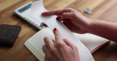 Kadın hesap makinesinde alışverişleri kontrol edip sayıyor. Tüketici fiyat endeksleri