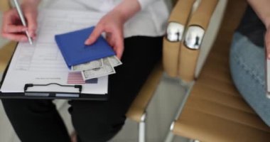 Bir grup insan dolar pasaportlu ABD vize başvuru formu dolduruyor. ABD vatandaşlığı ve taşınması