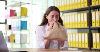 Ofiste panik atak geçiren bir kadın var. Duygusal stres ve kriz