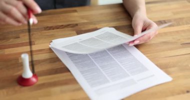 Kadın eli imza atıyor ve başvuru formu dolduruyor. Sigorta poliçesi veya ev almak için kredi ayarlamak