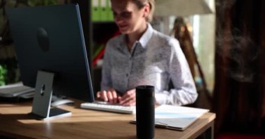 Kadın evdeki ya da ofisteki nemlendirici odada akompuan üzerinde çalışıyor. İş yerinde konforlu iklim ve hava nemlendirmesi