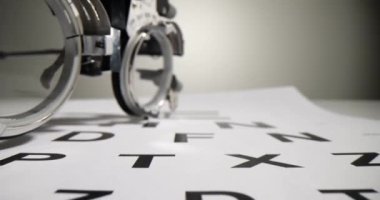 Objektifler için optometri gözlüğü, okuma ve göz muayenesi için grafikler. Miyop görme ve görme muayenesi için optik ilaçlar