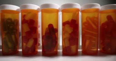 Sağlık için tıbbi kapsülleri olan plastik şişeler. Vücut sağlığı ve güzellik için çeşitli besin takviyeleri ve vitaminler