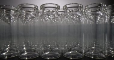 Karanlık arka planda sıvı aşı örnekleri için cam şişeler. Sıvı örnekleri dağıtmak için laboratuvar ekipmanları