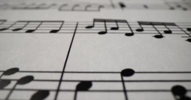 Kağıt kaplama üzerine basılmış notalar. Müzik notaları arkaplanı