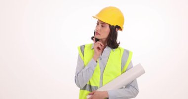 Kadın mühendis elinde beyaz arka planda fikirler üreten kağıt planları tutuyor. Genç bayan işçi ilham verici bir iş sorunu yaşıyor.