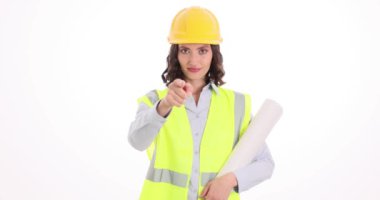 Kadın mimar, vücut dili kullanarak aramak için temas işareti gösterir. Esmer saçlı kadın inşaat işçisi beyaz arka planda ev planı tutuyor.