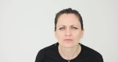 Kadın kafasını hareket ettiriyor. Kafa karışıklığını belli ediyor. Orta yaşlı bir kadın dikkatli bir şekilde etrafı tarıyor şüpheli bir şekilde yavaş çekimde görünüyor.