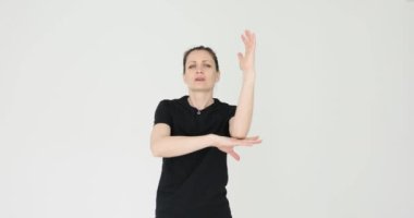 Genç bayan, öğrencilerinin konuşma arzusunu ifade etmek için elini kaldırıyor. Gündelik kıyafetli bayan, hevesle sohbete katılmak istediğini belirten kolunu kaldırıyor.