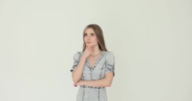 Kot elbiseli genç kadın problemleri düşünür ve beyaz arka planda yukarı doğru işaret eder. Kadın, ürünü destekleyen jestlerle Eureka 'yı ifade ediyor