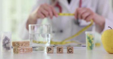 Protein yağları, karbonhidratlar ve mezuralı beslenme uzmanları için PFC harfleri. Hastane ofisinde sağlıklı beslenme konusunda doktor danışmanı.