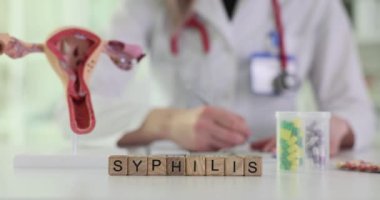 Doktorun klinikte reçete yazmasına karşı ahşap blokların frengisi. Tıbbi tedavi ile cinsel yolla bulaşan enfeksiyonu önleme