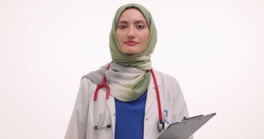 Kendine güvenen doktor kadın ultrason tarayıcısını kaldırıyor. Müslüman kadın doktor ultrason cihazıyla hasta muayenesine hazırlanıyor
