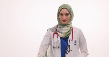 Müslüman kadın doktor onaylamadığını gösteriyor. Başörtülü kadın doktor memnuniyetsizliğini yavaş çekimde ifade etmekten hoşlanmaz.