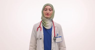 Müslüman kadın doktor CBD yağ ve tıbbi reçete çıkardı. Türbanlı kadın hekim randevuda tıbbi marihuana ürünüyle ilgili belgeler gösterdi