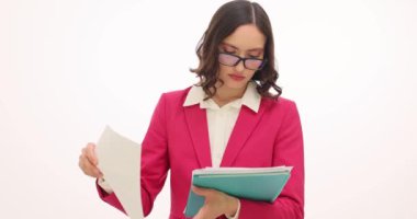 İş kadını kağıtları karıştıran belgeleri gözden geçiriyor. Kurumsal kadın evrak işlerini inceliyor. Beyaz arka planda sayfaları inceliyor.