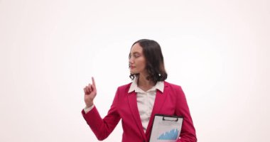 İş kadını beyaz kağıtlarla el ele tutuşma panosuyla işaret ediyor. Kendine güvenen girişimci kadın buluşmada açıklama için jestler kullanır.