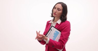 Odaklanmış iş kadını panoda beyaz arka planda parmakları olan görevleri sayıyor. Meşgul genç bayan ofiste iş görüşmesi planlıyor.