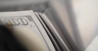 Banknote sayaç makinesi şirket ofisinde yavaş çekimde dolar sayıyor. Güvenli işlemler için nakit ile hızlı işlemler için uygun özelleştirilmiş araç