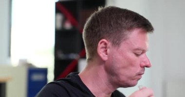 Adam vitamin zengini öğle yemeği yiyor taze sebzelerin tadını çıkarıyor. Erkek, renkli sebzeler ve tahıllarla dolu lezzetli yemeklerden hoşlanır.