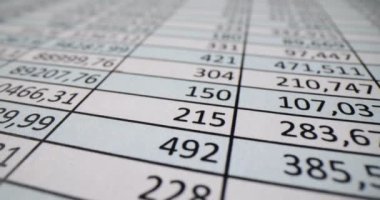 Muhasebeci, finansal hesap tablosu numaralarını gözden geçiriyor. Rakamların analiz edilmesi ve görevdeki mali performansın değerlendirilmesi