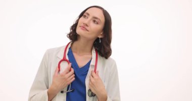 Esmer kadın doktor steteskopla dik dik bakıyor. Laboratuvar önlüklü esmer doktor, düşünceleri yavaş çekimde yansıtan yüzlere dokunur.